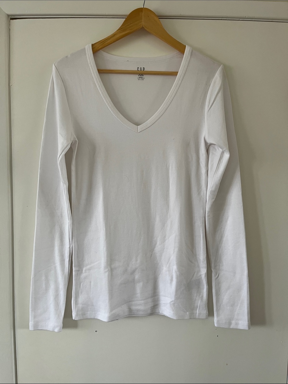 GAP White Women's Long Sleeve V-Neck Tee